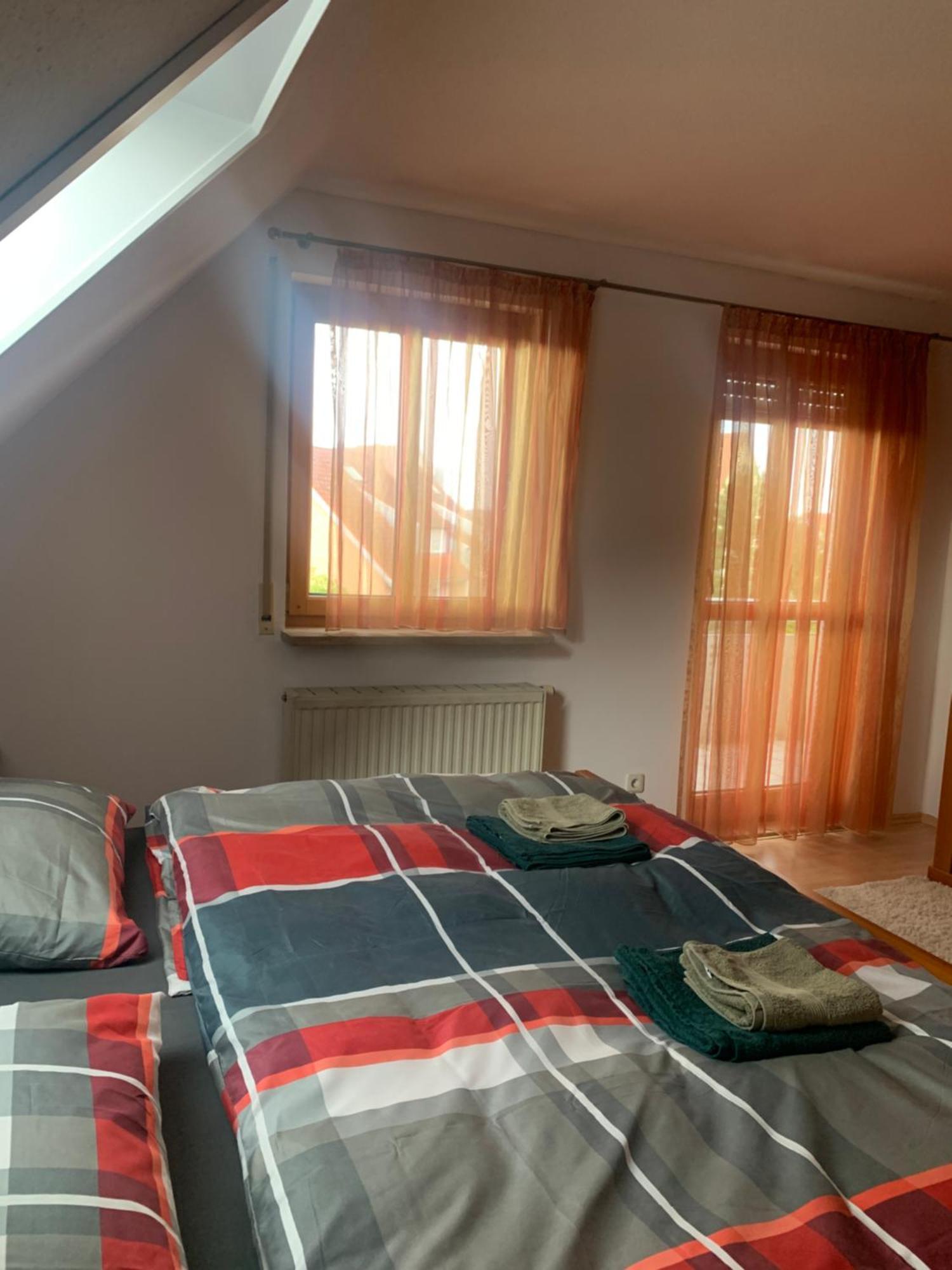 Sonniges Dachzimmer Feucht Eksteriør billede