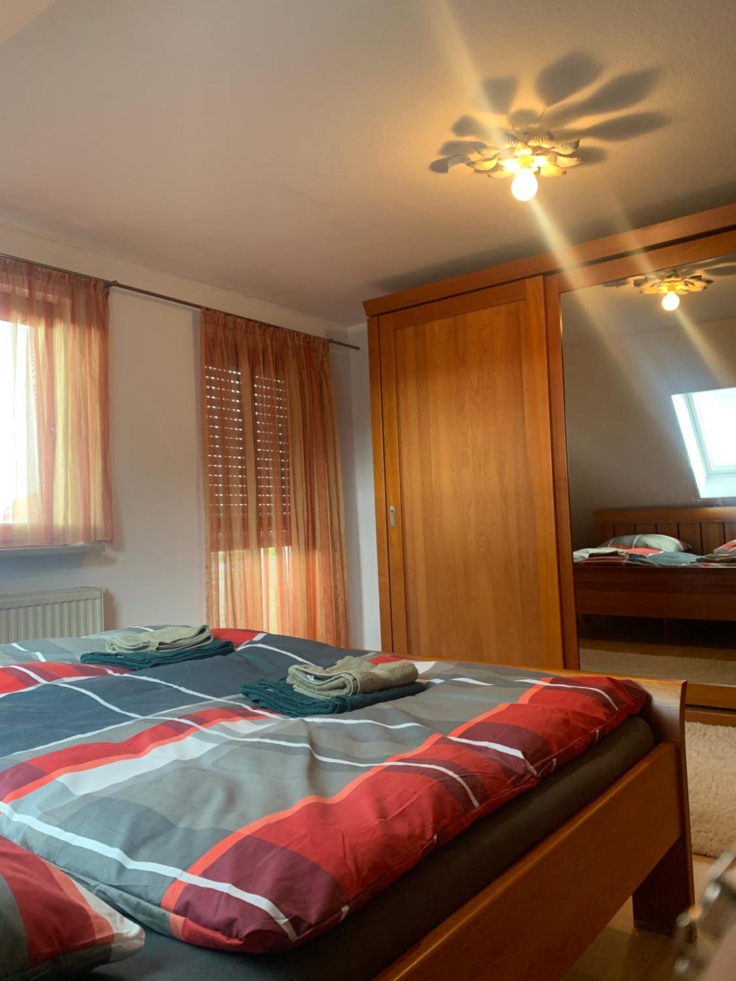 Sonniges Dachzimmer Feucht Eksteriør billede